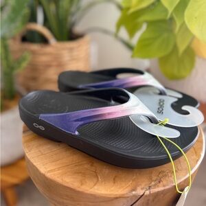 NWT OOFOS Iridescent Purple-Pink Strap Recovery Flip Flops - Black Footbed